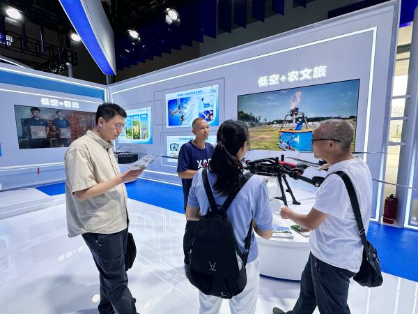 客商了解梁平區(qū)低空經(jīng)濟應用場景。黃亞輝攝