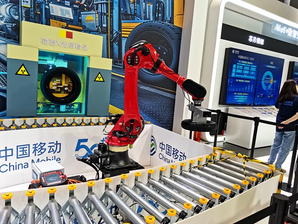 中移物聯(lián)現(xiàn)場以輪胎行業(yè)為例，展示AI+數(shù)智生產(chǎn)成果。徐粘琴攝