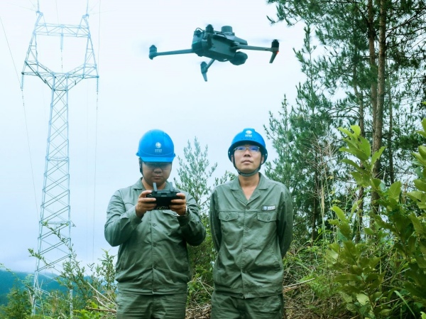 國網(wǎng)重慶城口供電公司輸電運檢班員工采用“無人機+人工”的方式巡檢110千伏竹城線51號塔。鄧芝華攝