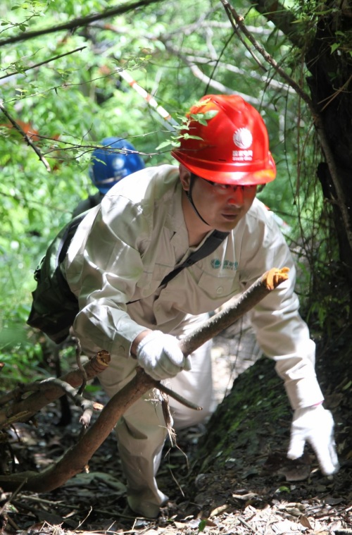 國網(wǎng)重慶城口供電公司員工前往220千伏華城線195號塔巡檢。易代超攝