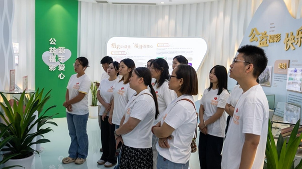 活動(dòng)人員參觀重慶市福利彩票發(fā)行中心。重慶福彩供圖