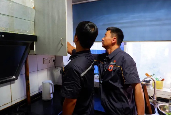 入戶開(kāi)展燃?xì)獍踩珯z查。重慶燃?xì)饧瘓F(tuán)供圖