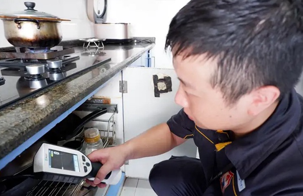 入戶開(kāi)展燃?xì)獍踩珯z查。重慶燃?xì)饧瘓F(tuán)供圖