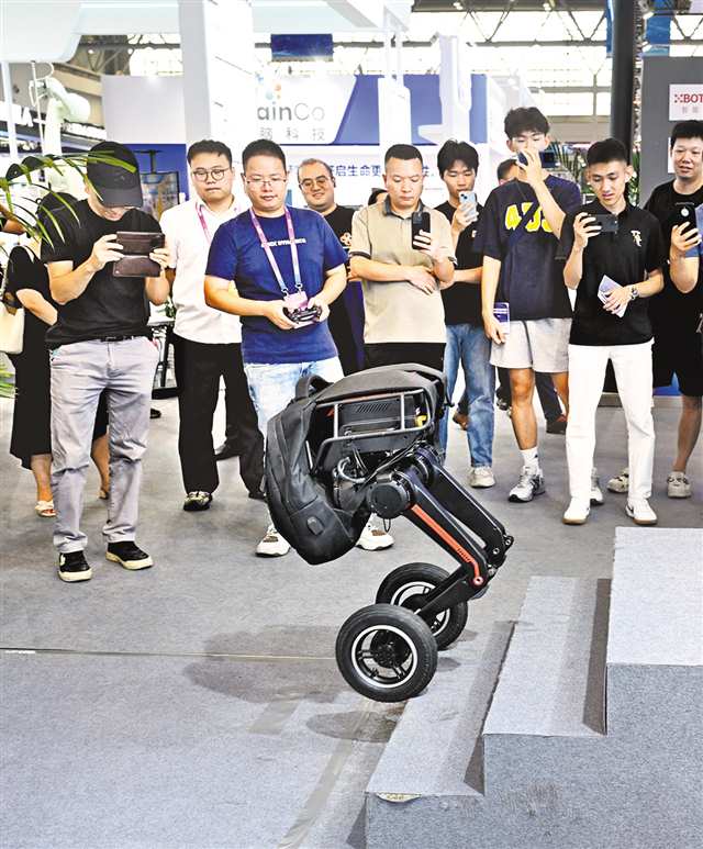 可以負重15公斤的雙足機器人展示爬坡上坎技能。記者 羅斌 攝/視覺重慶