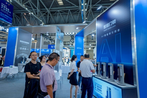 市民在大渡口區(qū)企業(yè)展臺參觀。大渡口區(qū)融媒體中心供圖