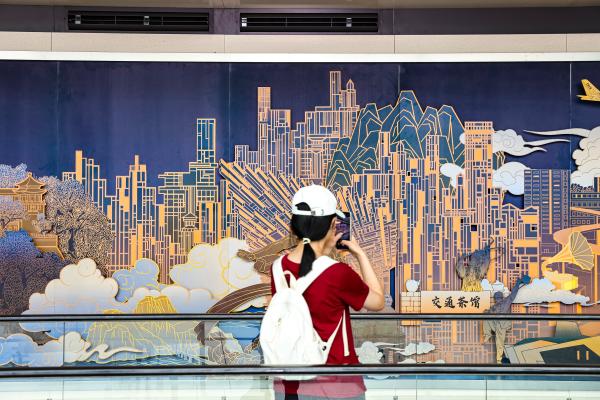 旅客打卡長卷壁畫。重慶機場集團供圖