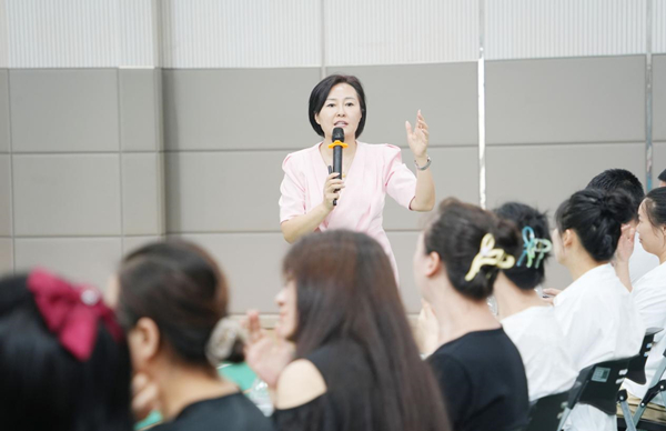 湯海博作專題講座。江北區(qū)新村國奧小學供圖