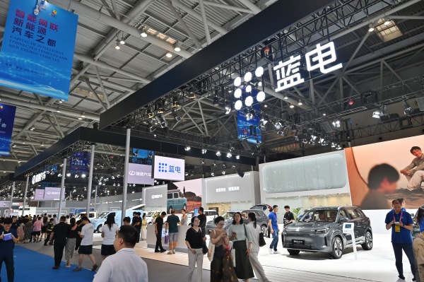 藍(lán)電展臺(tái)。鄒樂(lè)攝