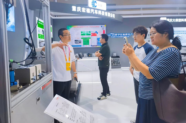 企業(yè)現場講解。潼南區(qū)融媒體中心供圖