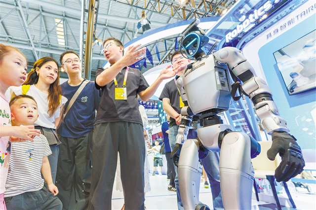 九月六日，參觀者被AI機器人吸引注意力。記者 李雨恒 攝\視覺重慶
