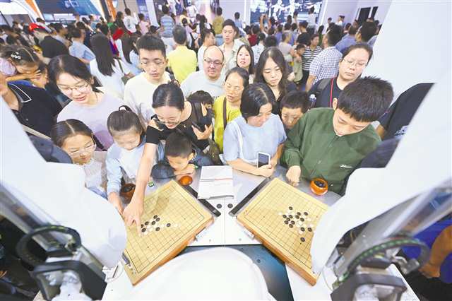 九月六日，孩子與機器人對弈，感受科技魅力。記者 謝智強 攝\視覺重慶