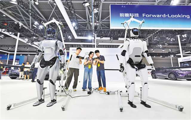 九月四日，長安汽車天樞智能館，工作人員調(diào)試長安智能機器人。首席記者 龍帆 攝\視覺重慶