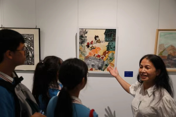 工作人員介紹展出作品。彭水縣委宣傳部供圖