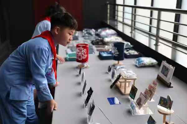 學(xué)生們正在欣賞展出作品。彭水縣委宣傳部供圖