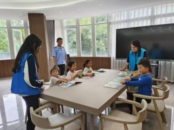 人和街道辦事處聯(lián)合團(tuán)縣委依托網(wǎng)格綜合服務(wù)驛站聯(lián)合推出的“假期公益托管營”。 人和街道供圖