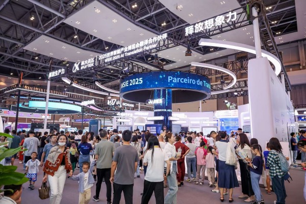 位于中央大廳Z0024號的科大訊飛展廳?？拼笥嶏w供圖