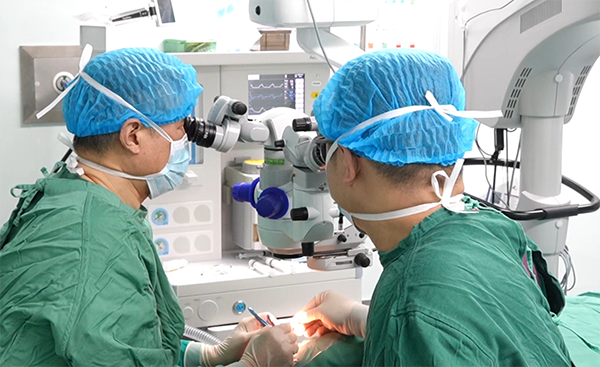 手術現(xiàn)場。重慶普瑞眼科醫(yī)院供圖