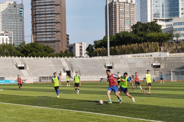烈日當空，渝中隊全力備戰(zhàn)。任峰攝