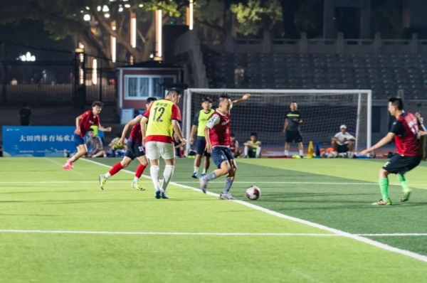 隊員在分組對抗。渝中區(qū)融媒體中心供圖