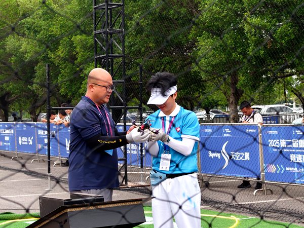 志愿者進(jìn)行服務(wù)。任峰攝