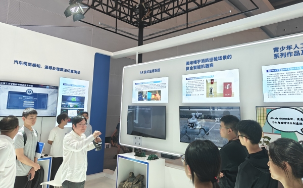 團(tuán)隊(duì)向觀眾詳細(xì)介紹產(chǎn)品。重慶理工大學(xué)供圖