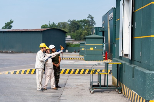 電力人員對配電設(shè)施進行安全檢查。國網(wǎng)重慶永川供電公司供圖
