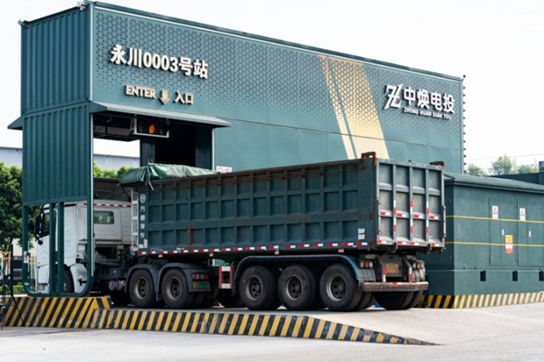 重卡換電現(xiàn)場。國網(wǎng)重慶永川供電公司供圖