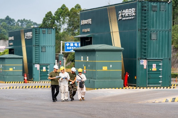 電力人員收集用電需求。國網(wǎng)重慶永川供電公司供圖