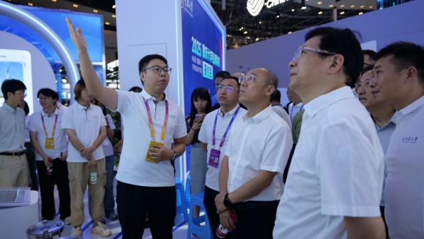 與會(huì)嘉賓參觀重慶大學(xué)展位。重慶大學(xué)供圖