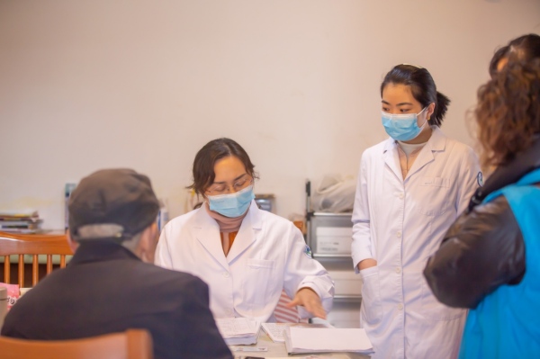 為行動不便群眾開展上門評殘服務(wù)。渝北區(qū)殘聯(lián)供圖