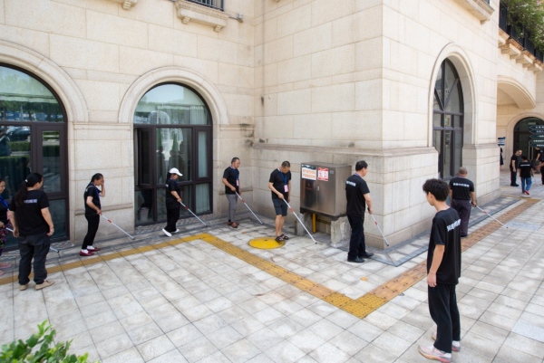 開展中途失明者戶外定向行走訓(xùn)練，助力融入社會。渝北區(qū)殘聯(lián)供圖