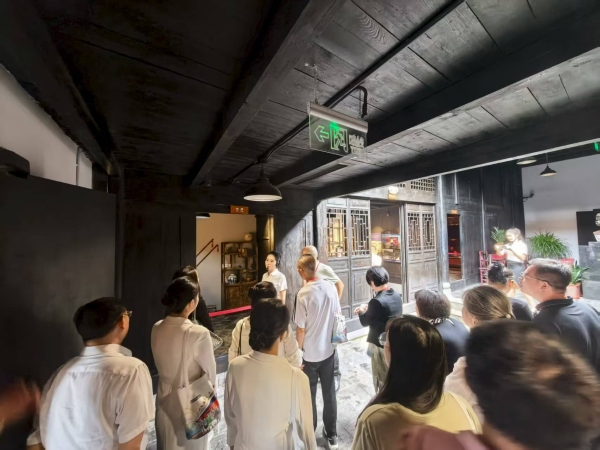 與會(huì)嘉賓參觀巫山李季達(dá)陳列館。任峰攝