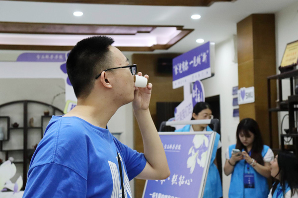 新生品嘗老鷹茶。西南大學(xué)供圖