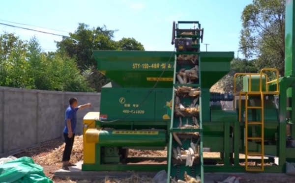 機械化助力秋收。江忱菊攝