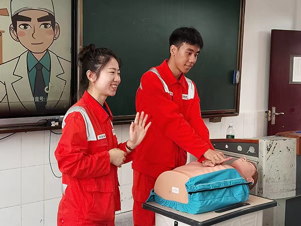 志愿者們現(xiàn)場演示心肺復蘇。重慶輸油氣分公司供圖
