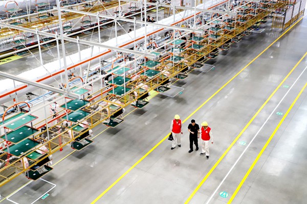 國(guó)網(wǎng)永川供電公司員工在雅迪集團(tuán)重慶永川電動(dòng)車生產(chǎn)基地了解客戶用電情況。林熙熙攝