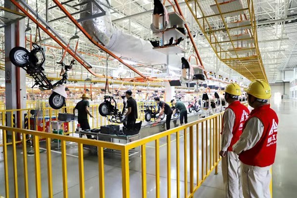 電力人員對用電設(shè)備進行安全巡視。國網(wǎng)永川供電公司供圖