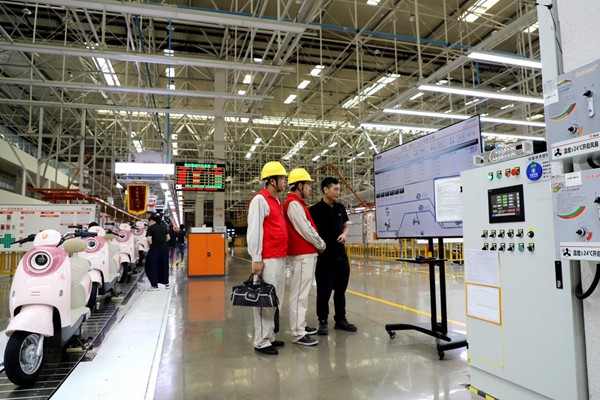 電力人員對生產(chǎn)線進行能效管理。國網(wǎng)永川供電公司供圖