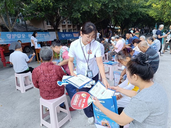 燃?xì)夤ぷ魅藛T向當(dāng)?shù)鼐樱ù澹┟裰v解用氣注意事項。重慶燃?xì)饧瘓F(tuán)供圖