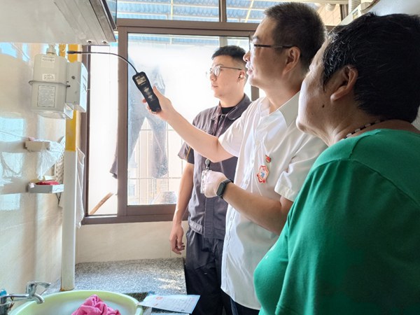 開展燃?xì)馊霊魴z查。重慶燃?xì)饧瘓F(tuán)供圖