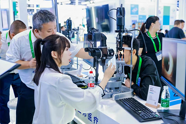 劉夏露在展區(qū)分享設(shè)備運用。重慶南坪愛爾眼科醫(yī)院供圖