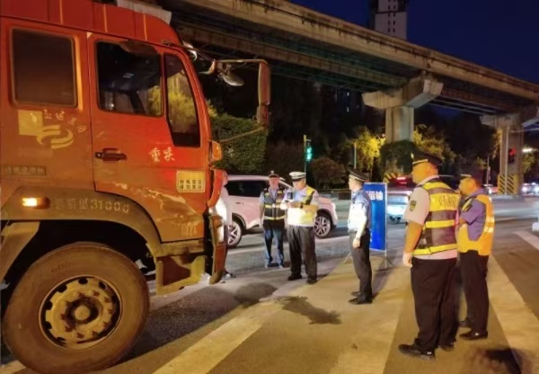 巴南區(qū)開展建筑垃圾運(yùn)輸整治聯(lián)合夜查行動(dòng)。巴南區(qū)城管局供圖