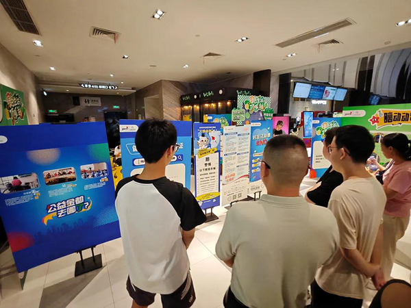 市民通過(guò)圖文展板和工作人員的講解，了解及體彩公益金在支持體育事業(yè)、社會(huì)公益事業(yè)方面作出的貢獻(xiàn)。重慶體彩供圖