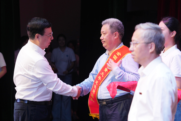 表彰國家級和省部級榮譽稱號先進集體和個人。蘭天攝