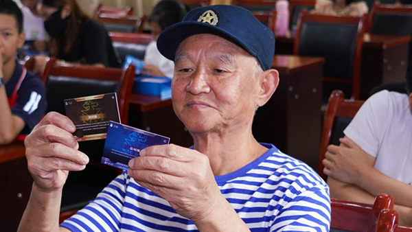 海軍老戰(zhàn)士萬(wàn)成久。活動(dòng)主辦方供圖