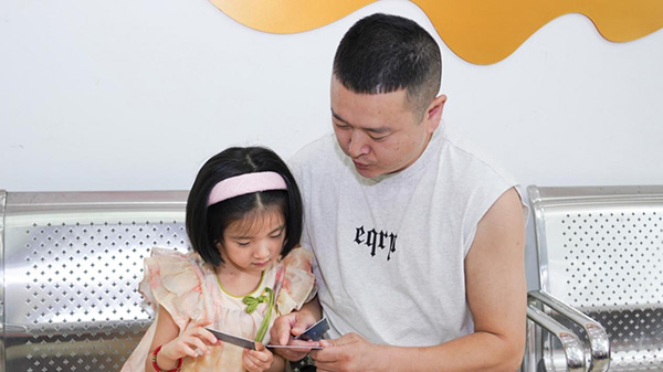 用戰(zhàn)艦卡講解知識(shí)。活動(dòng)主辦方供圖