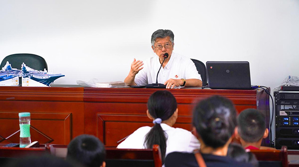 向小朋友們講述國(guó)防知識(shí)?；顒?dòng)主辦方供圖