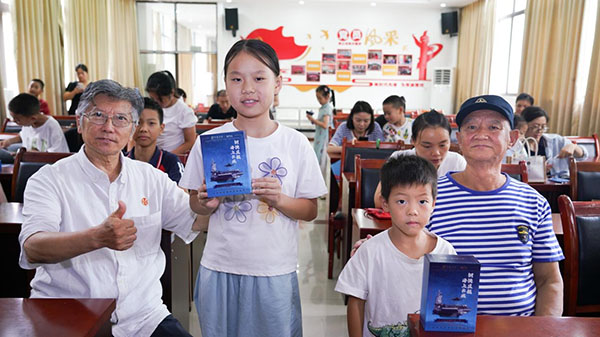 孩子與老兵合影?；顒?dòng)主辦方供圖