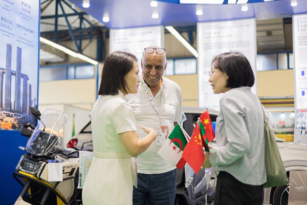 觀展交流。重慶市商務(wù)委供圖
