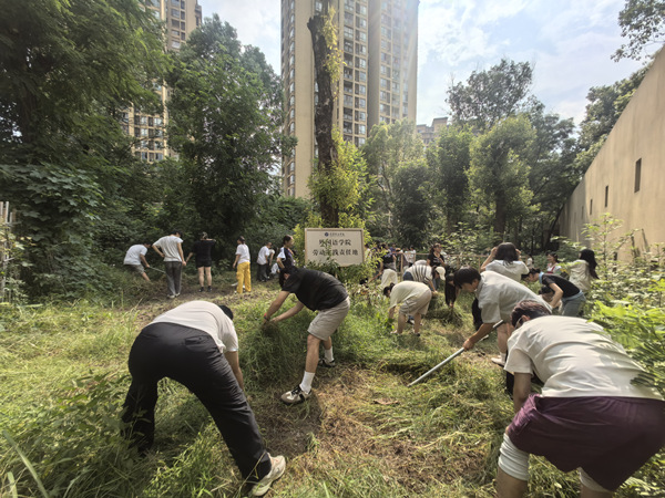 學生動手實踐。重慶移通學院供圖